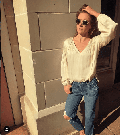 picture of Laura Van Kamp in jeans